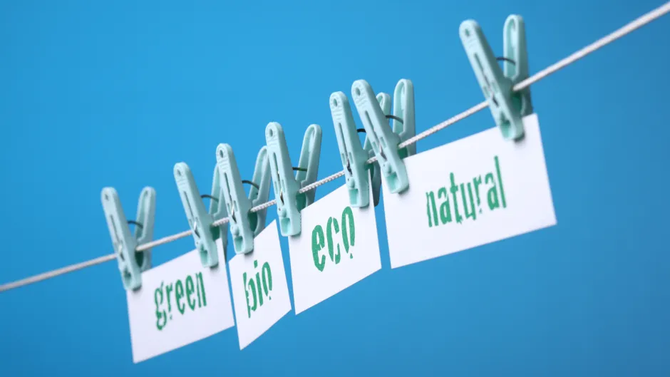 SChilder mit Bezeichnungen wie "bio", "eco" oder "natural" auf einer Wäscheleine